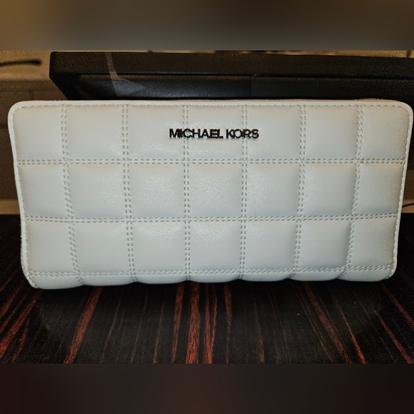 Michael Kors Handbags - Michael Kors Quilted Continental Wallet